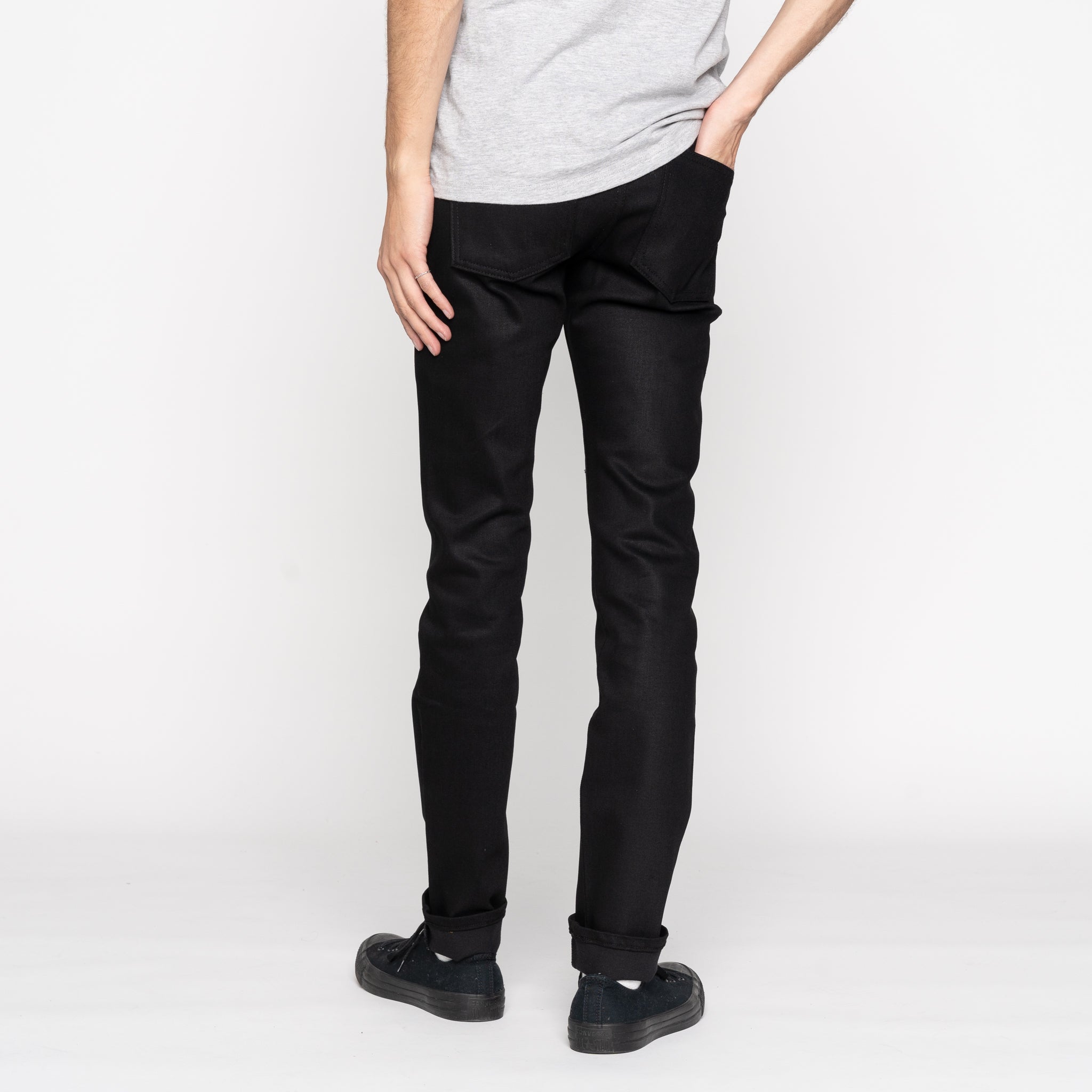 しあ The Iconic Relaxed Skinny – Just Black Denim